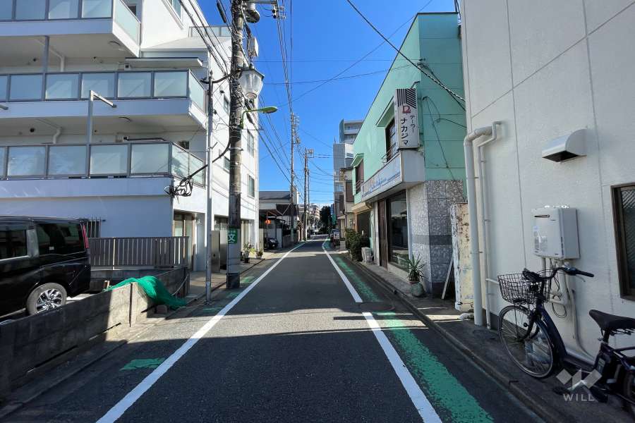 敷地の南西側前面道路（北西側から）