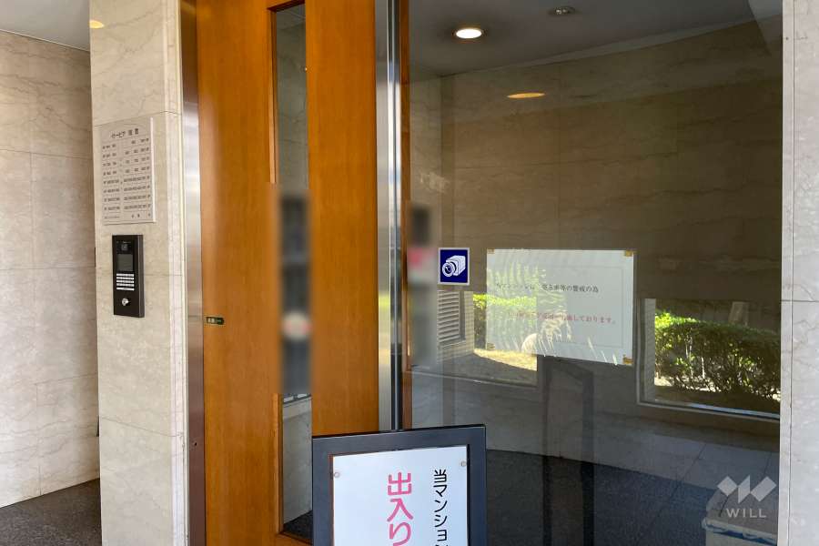 エントランスはオートロック付きです。