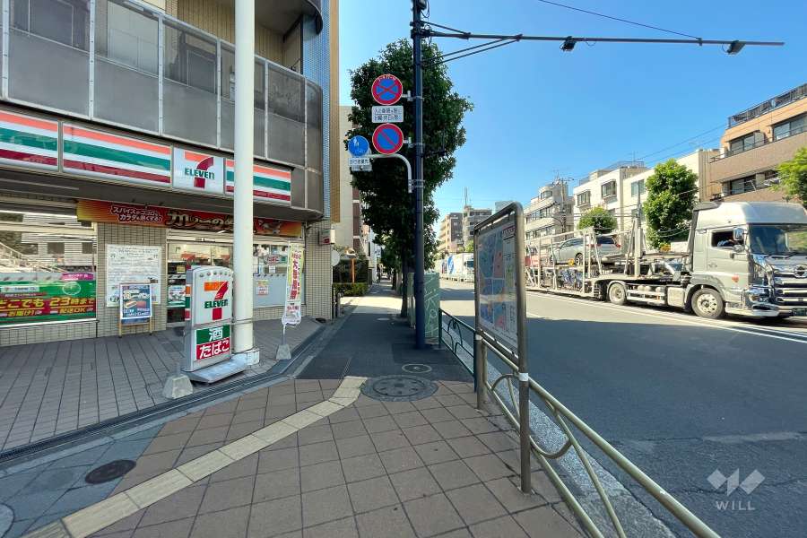 敷地北側の前面道路（東側から）