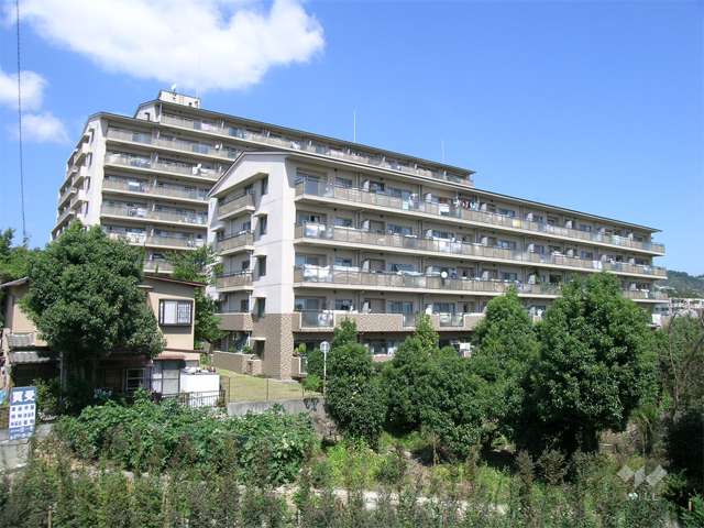 ラヴェール宝塚1号棟の外観（南西から。手前が1号棟、奥が2号棟）
