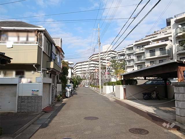 敷地西側の前面道路。西側には一戸建てが中心に立ち並ぶ住宅地が広がっています。
