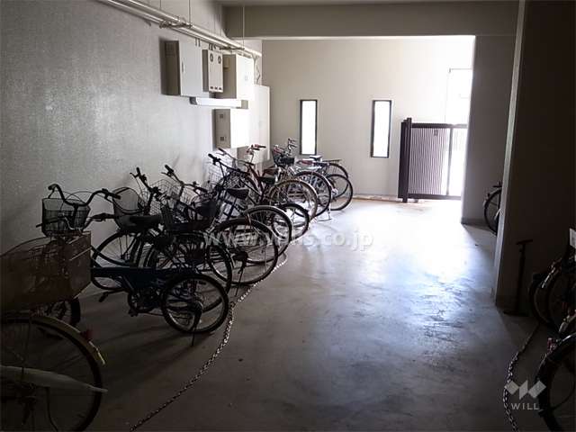 駐輪場は屋内にあります。