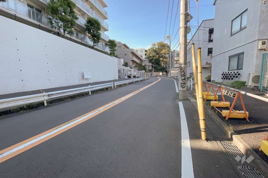 敷地東側の前面道路（南側から）