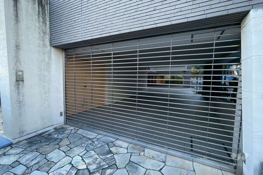 駐車場の出入り口（リングシャッター付き）　