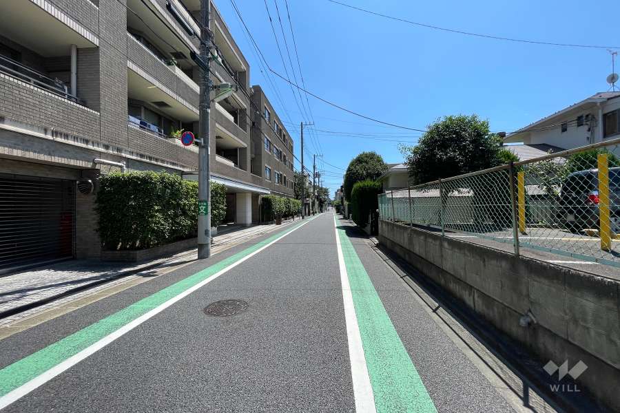 敷地西側の前面道路