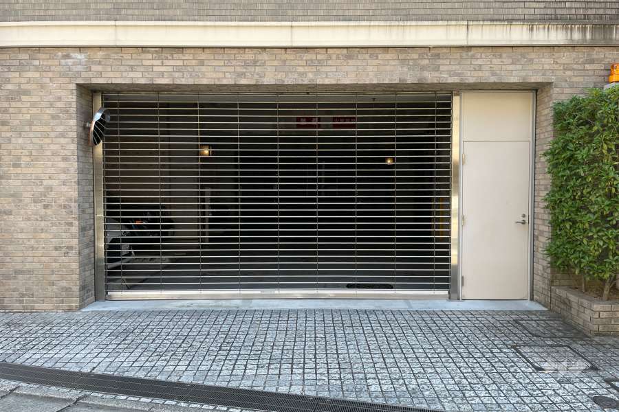駐車場の出入口（リングシャッター付き）