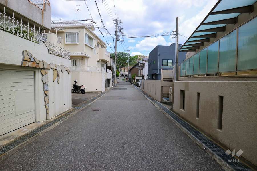 敷地西側の前面道路（南側から）