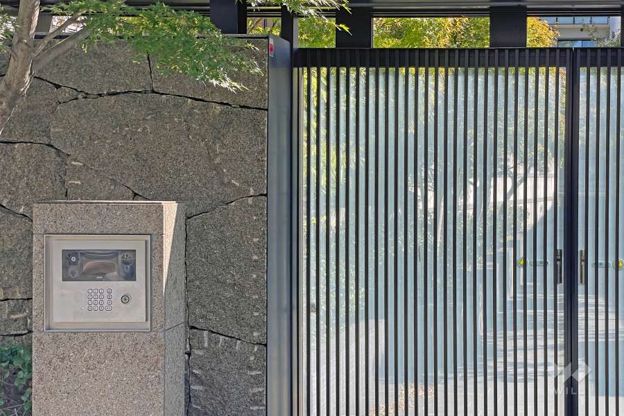 敷地入り口はオートロック付きです。