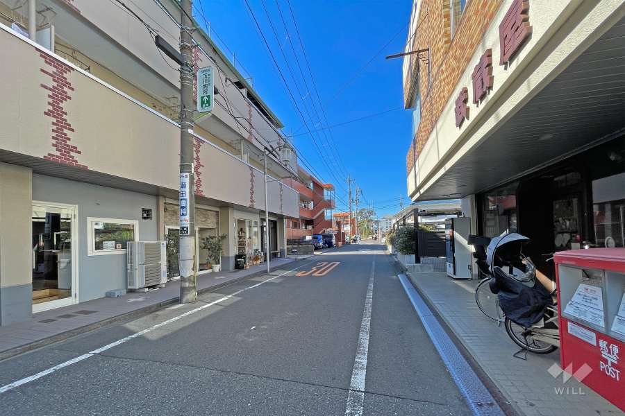 敷地の北側前面道路（東側から）