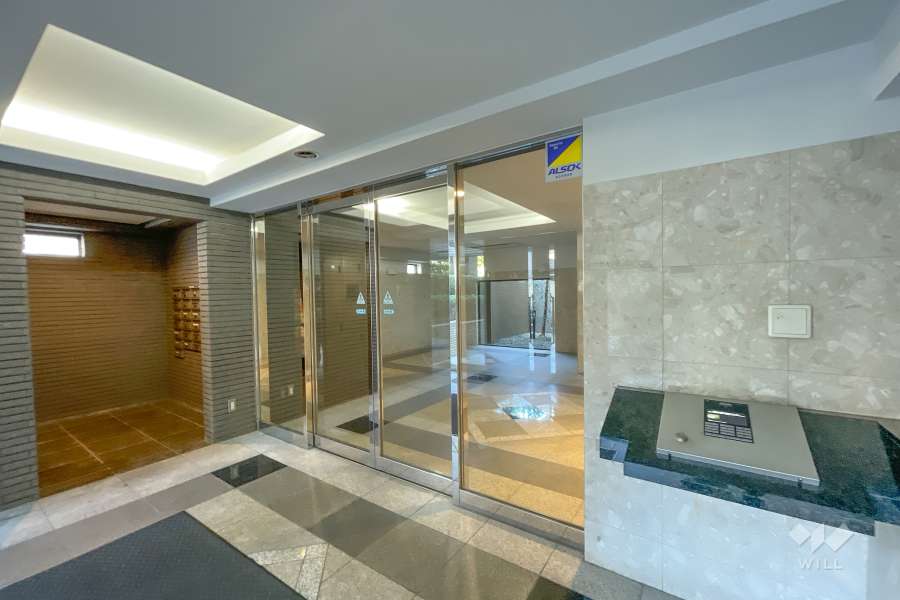 エントランスはオートロック付きです。