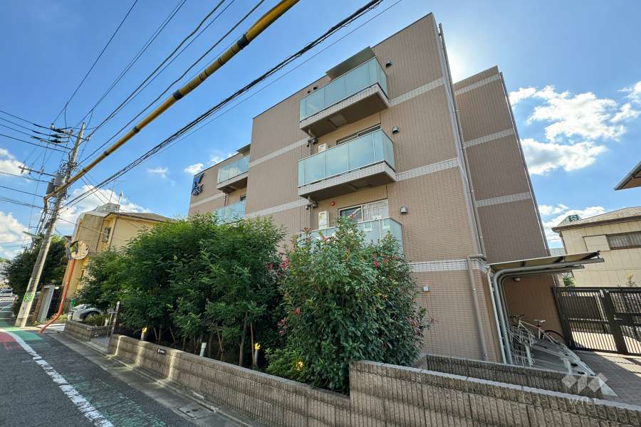 スカイコートグランデ成城の外観（北西側から）