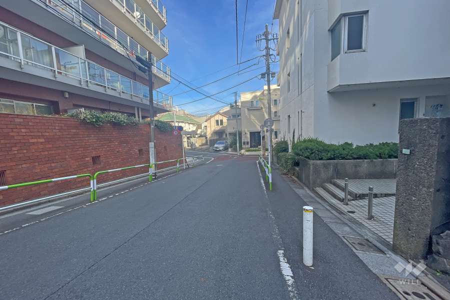 敷地北西側の前面道路（東側から）