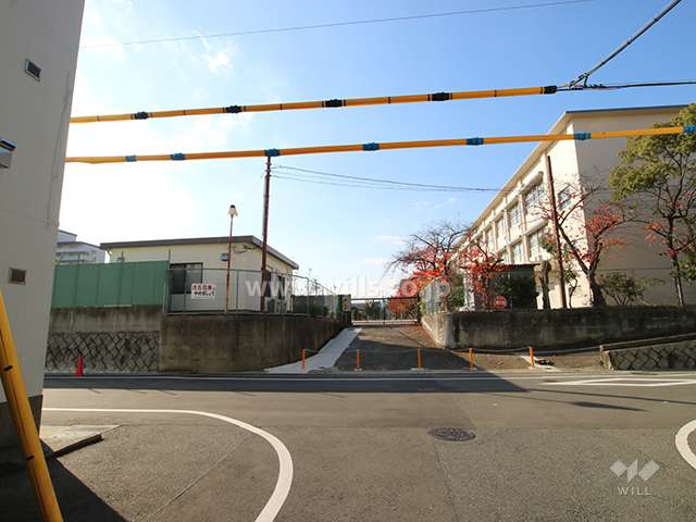 敷地西側にある平木小学校