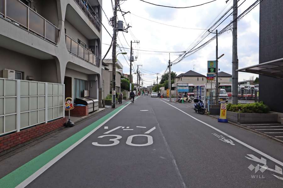 敷地北側の前面道路（東側から）