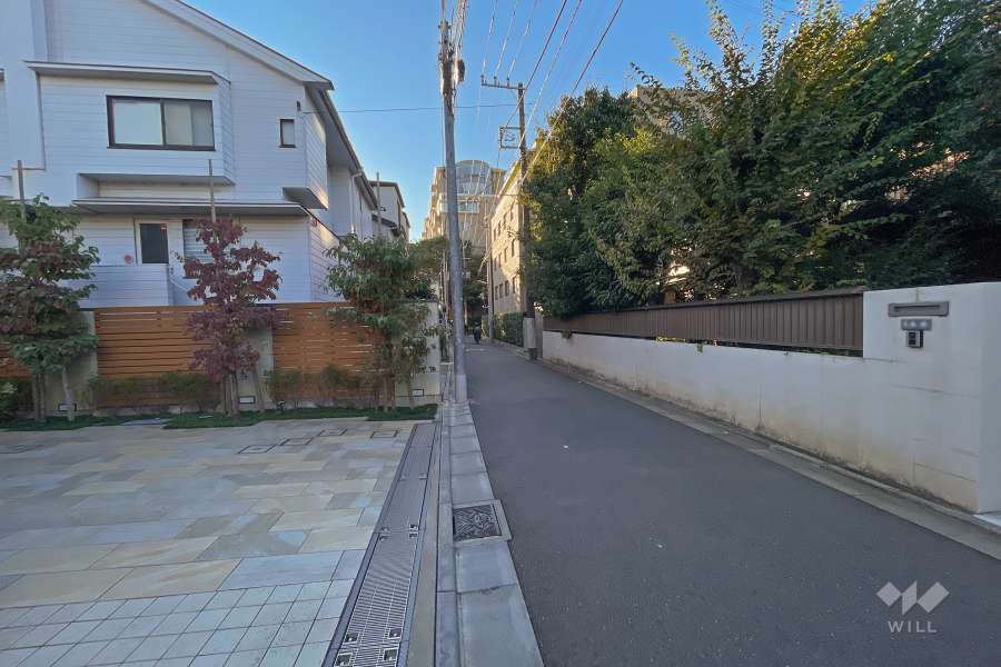 敷地北側の前面道路（東側から）