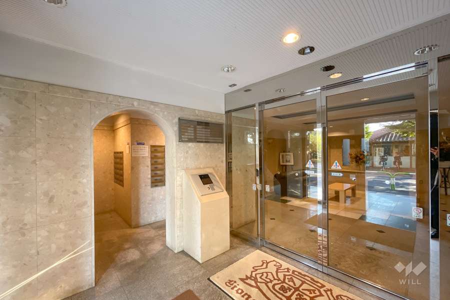 エントランスはオートロック付きです。