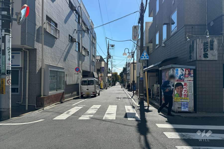 敷地西側の前面道路（北側から）