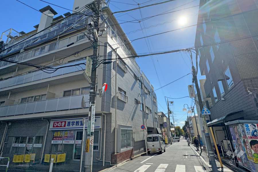 敷地西側の前面道路（北側から）