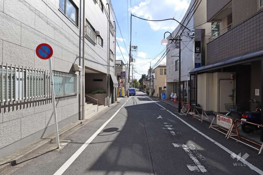 敷地西側の前面道路（北側から）