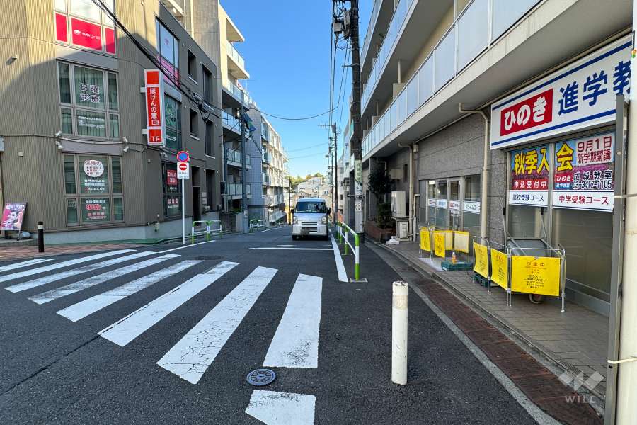 敷地北側の前面道路(西側から）