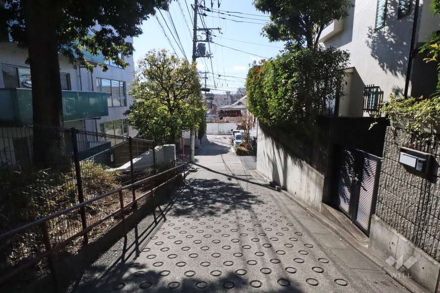 敷地北西側の前面道路（北東側から）