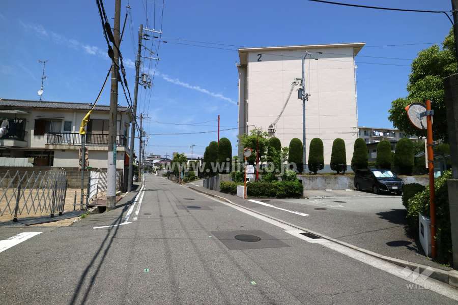 敷地西側の前面道路