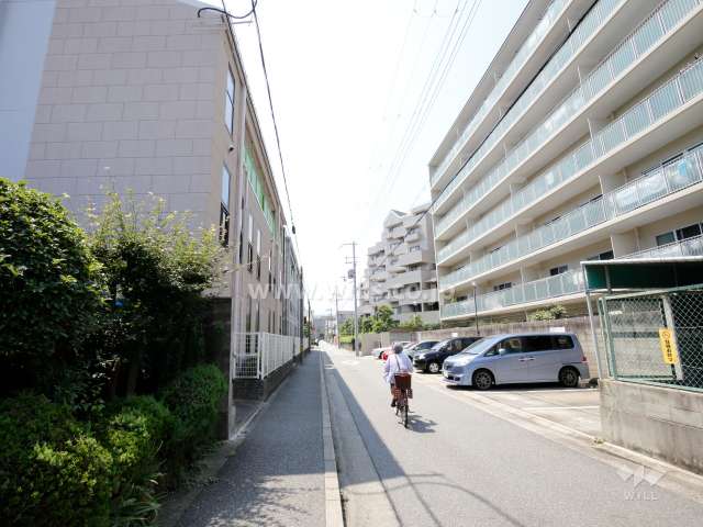 敷地南側の前面道路