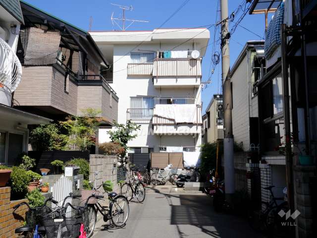 敷地南側の前面道路。周辺は一戸建て、マンションが立ち並ぶ静かな住宅地。