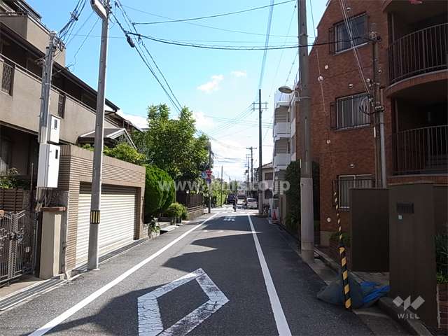 敷地北側の前面道路。周辺は区画の整った静かな住宅地です。