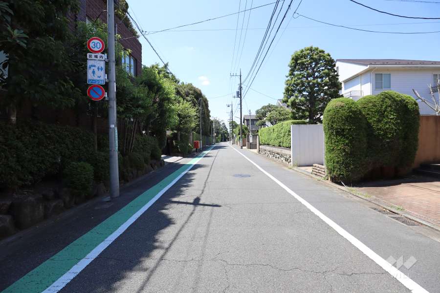 敷地北東側の前面道路