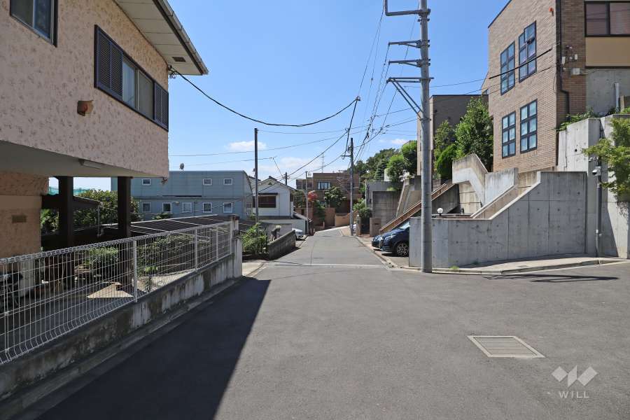 敷地南西側の前面道路(東側から)