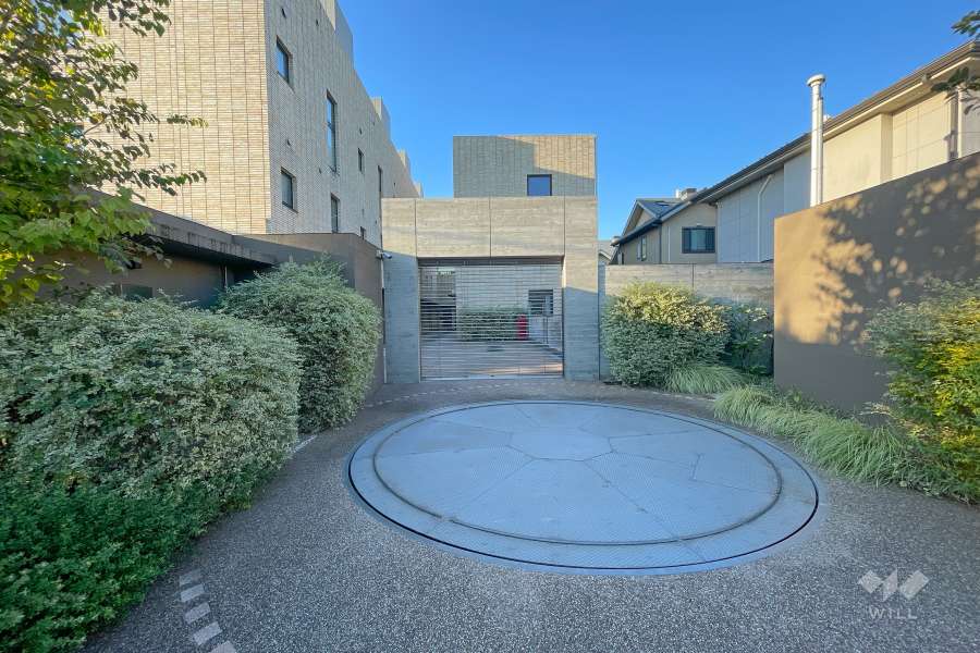 駐車場の出入り口（リングシャッター付き）　