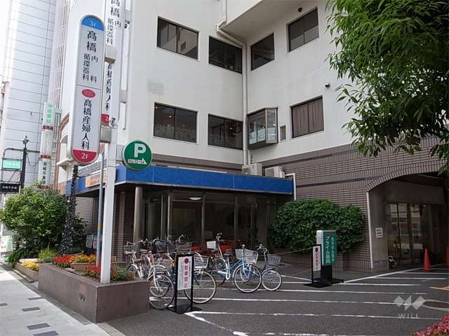 建物1階部分の店舗と駐車場入り口