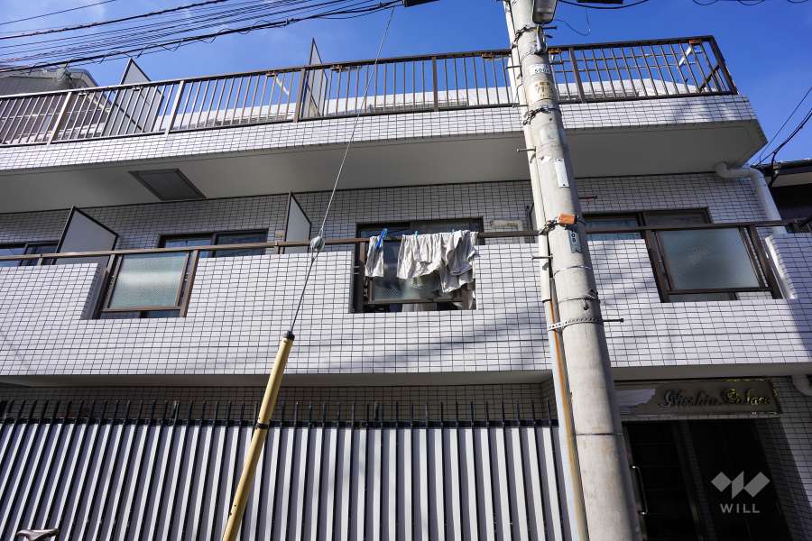 外壁はグレー系のタイル張りです。