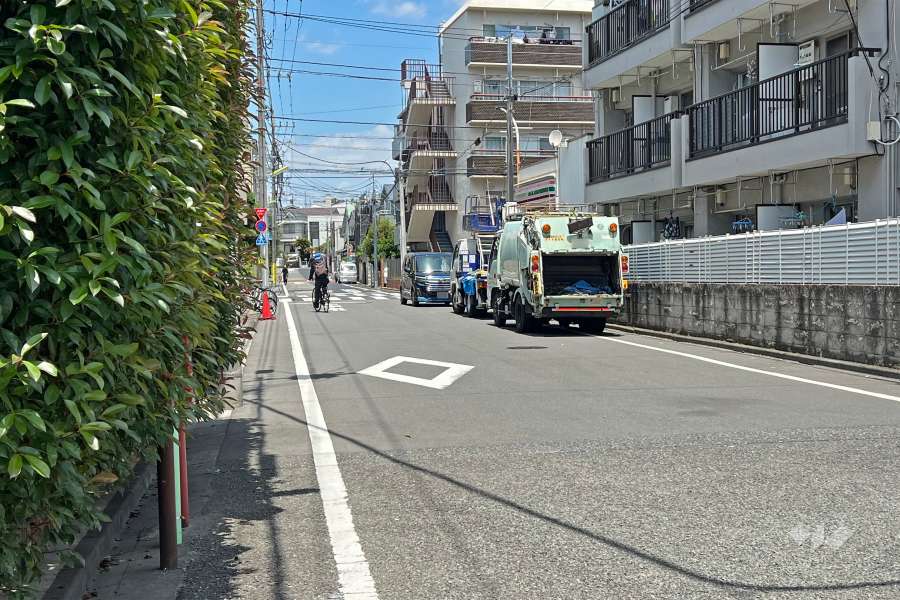 敷地の西側前面道路(南西側から)