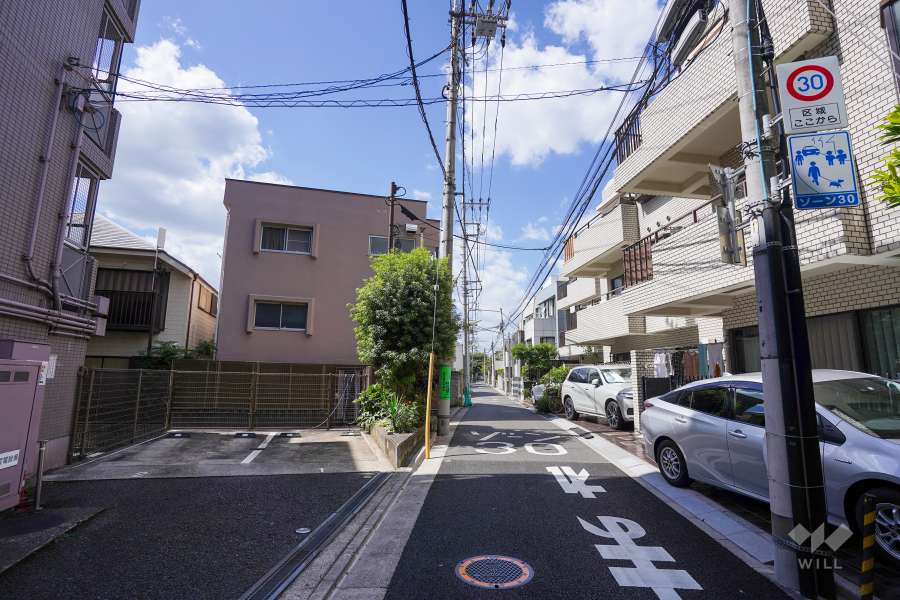 敷地北側の前面道路（東側から）