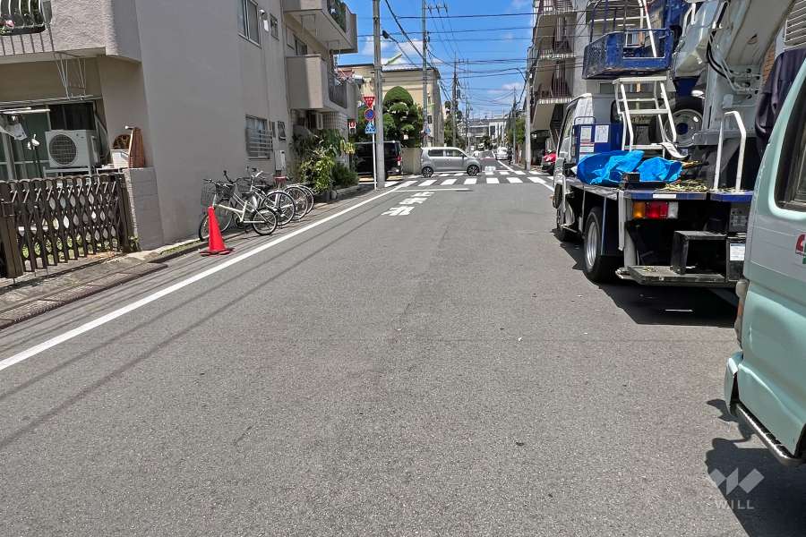 敷地東側の前面道路（南側から）