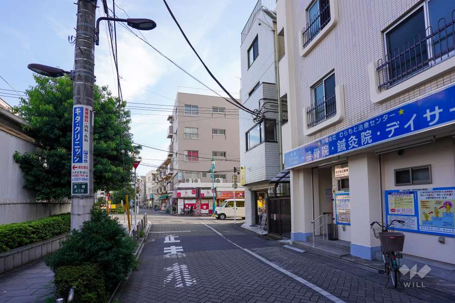 敷地東側の前面道路（北側から）