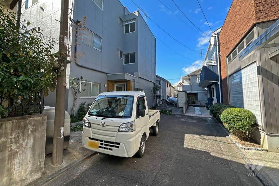 敷地北側の前面道路（東側から）