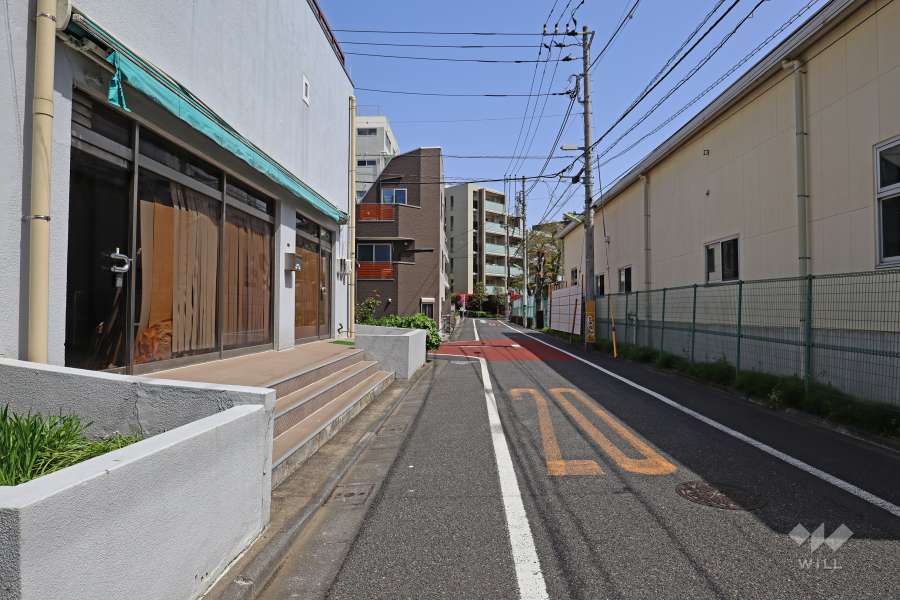 敷地の南東側前面道路（南西側から）
