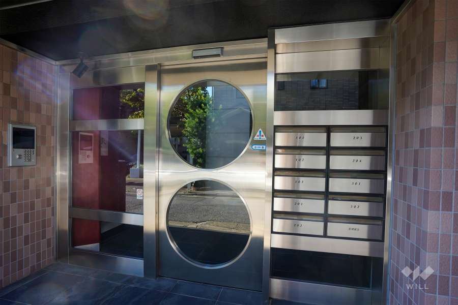 エントランスはオートロック付きです。