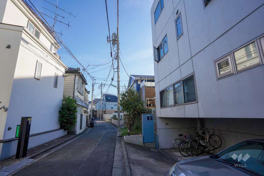 敷地東側の前面道路（北側から）