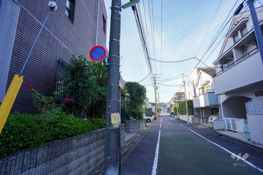 敷地東側の前面道路（南側から）
