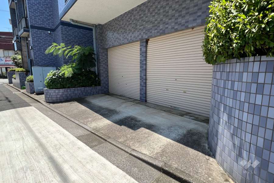 駐車場出入り口(シャッター付き)