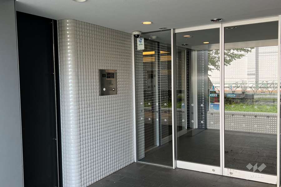 エントランスはオートロック付きです。