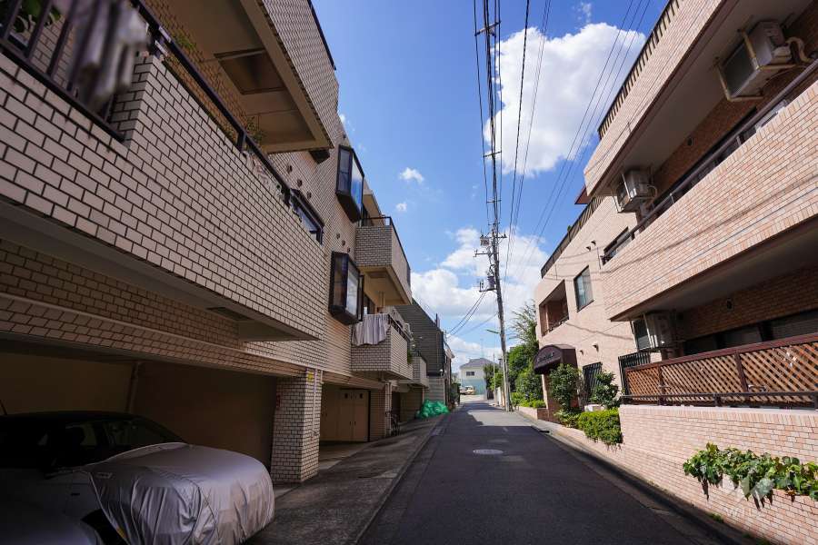 敷地北側の前面道路（東側から）