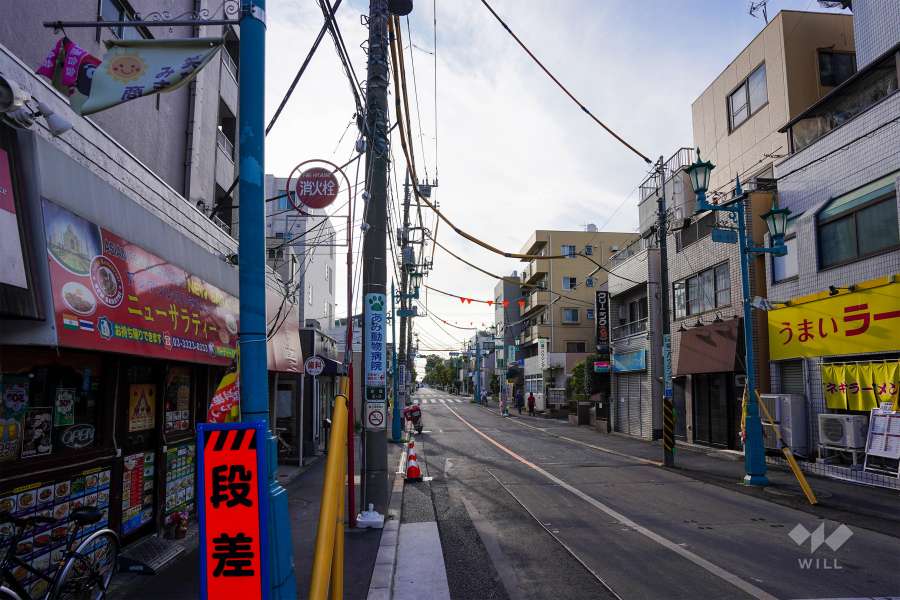 敷地北側の前面道路（東側から）