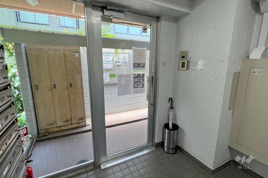 エントランスはオートロック付きです。