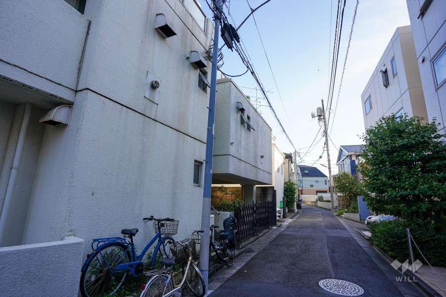 敷地北西側の前面道路（北東側から）