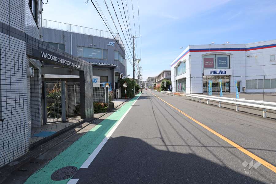 敷地北東側の前面道路（南東側から）